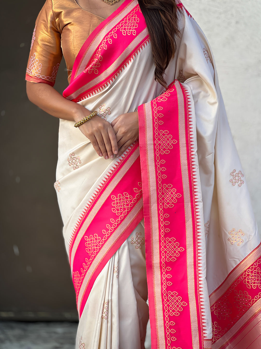 Cream &amp; Pink Soft Traditional Kolam Art Concept Zari Woven Silk Saree