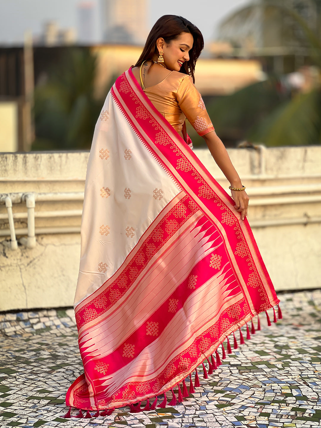 Cream &amp; Pink Soft Traditional Kolam Art Concept Zari Woven Silk Saree