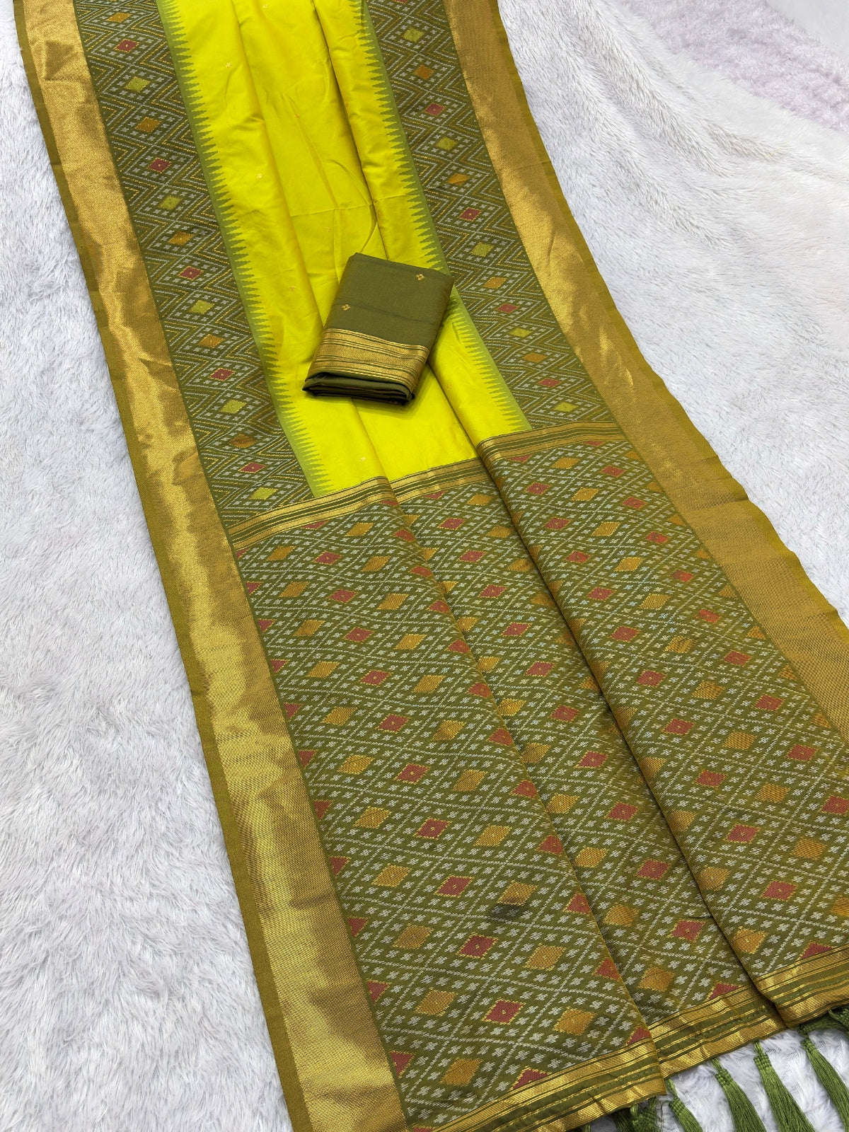Mehendi Green Soft Ikkat Pochampally Patola Silk Zari Woven Saree