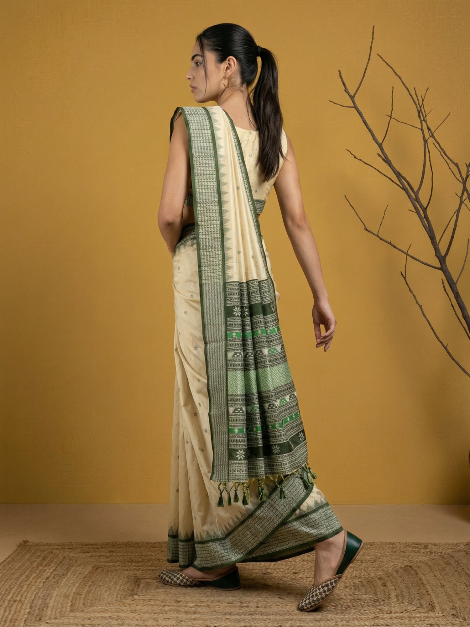Cream &amp; Green Soft Handloom with detailed Motifs Silk Saree