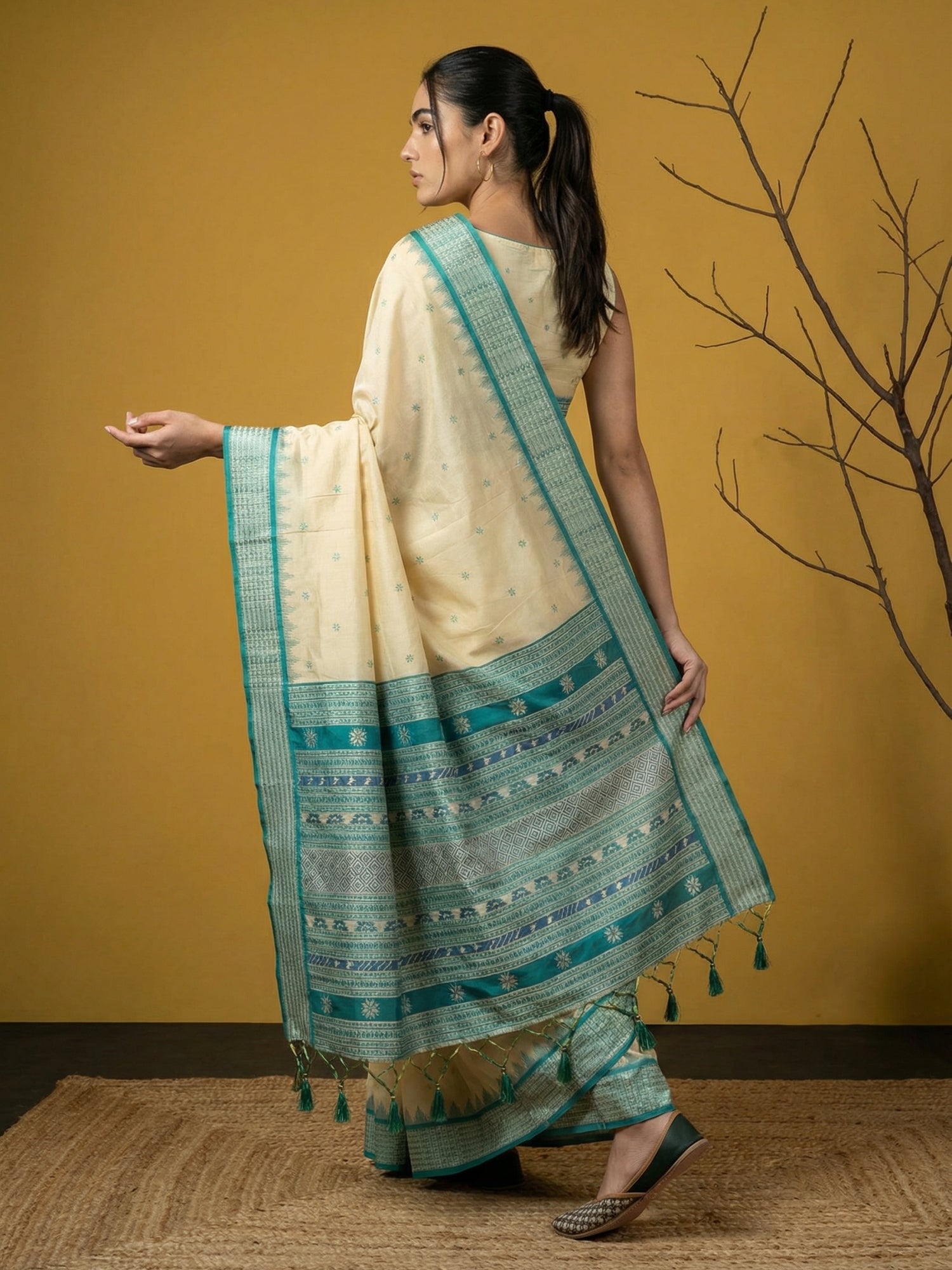 Cream &amp; Blue Soft Handloom with detailed Motifs Silk Saree